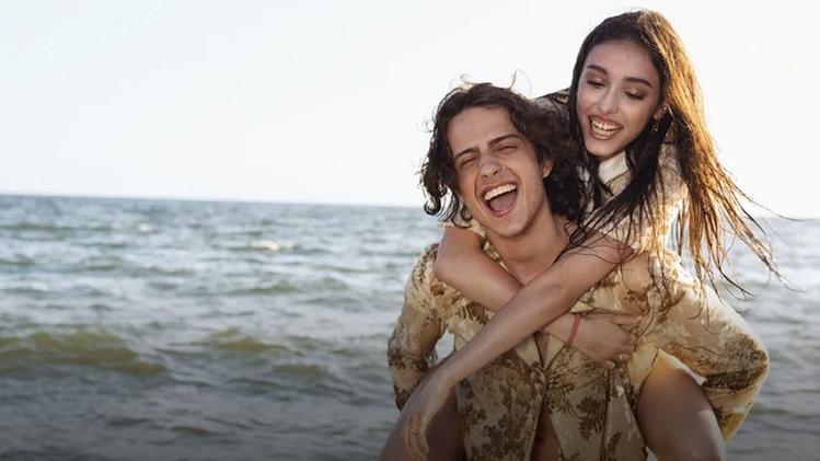 Sangiovanni+e+Giulia+Stabile+nella+foto+di+un+articolo+pubblicato+da+Vanity+Fair+nel+2021 Giulia Stabile spiazza tutti: la confessione sul cantante famoso (già fidanzato)