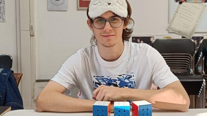 Cubo di Rubik, Mattia Rigo lo risolve bendato | L'Arena
