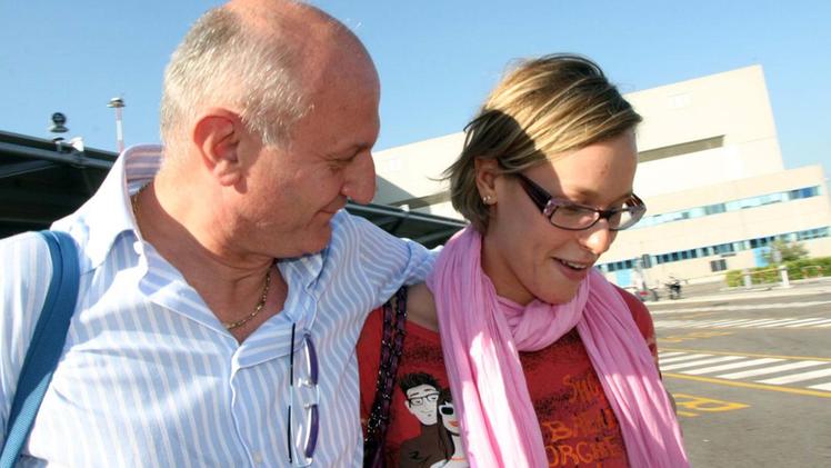 Federica Pellegrini all'arrivo al Catullo col papà Roberto nel 2008