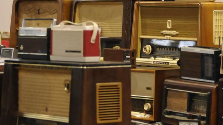 Radio d'epoca a una fiera dell'elettronica