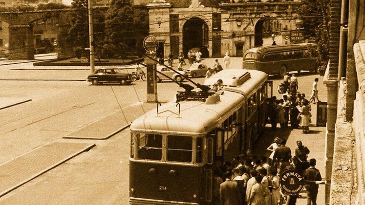Il filobus bianco e rosso con le «tirache» a Porta Vescovo