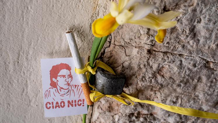 Un fiore e una sigaretta per ricordare Nicola Tommasoli in Corticella Leoni