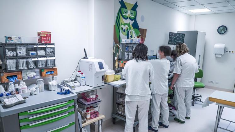 Medici e infermieri in un ospedale