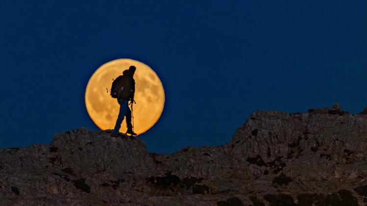 La luna del Raccolto fotografata sul Carega