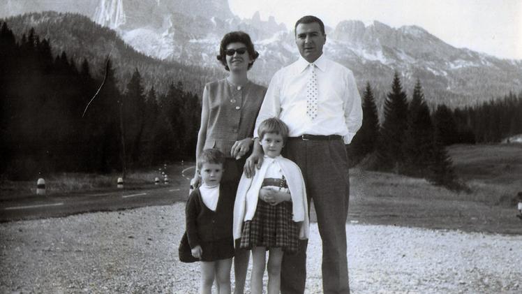 Famiglia distrutta: un’immagine felice a Longarone di Liliana Ferrari e Lauro Comacchio con i figli Paolo di 3 anni e Donatella di 6 (FOTO BILLO)