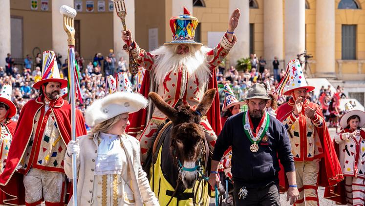 The venardi Gnocolar parade through the streets of the city