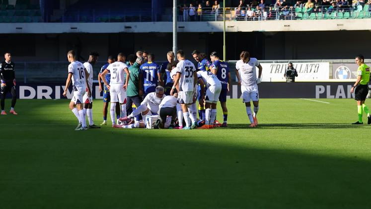Nunez e Borrelli a terra dopo uno scontro a inizio gara