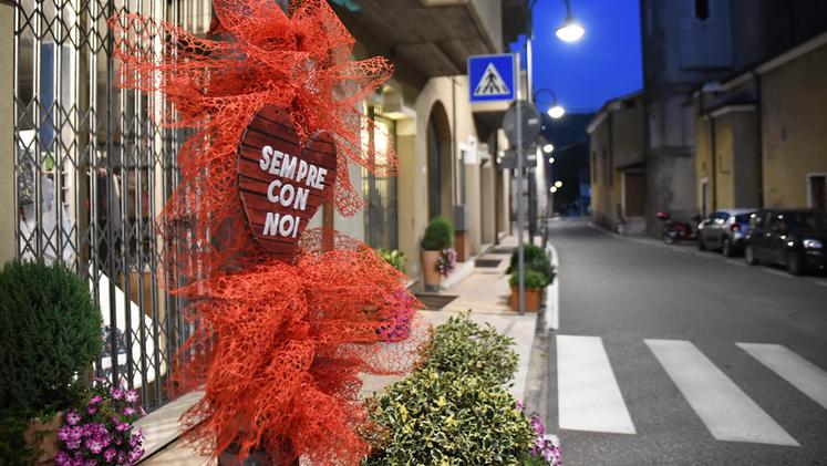 Fumane: commemorazione per la morte di Chiara Ugolini, uccisa dal vicino di casa nel 2021, nella foto un fiocco rosso con un cuore, appeso in una strada
