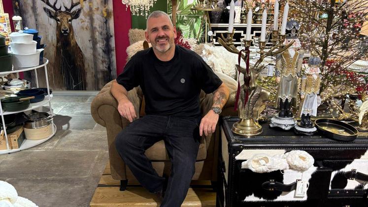 Marco Destefani nello showroom Giocovivo, tra le decorazioni di Natale