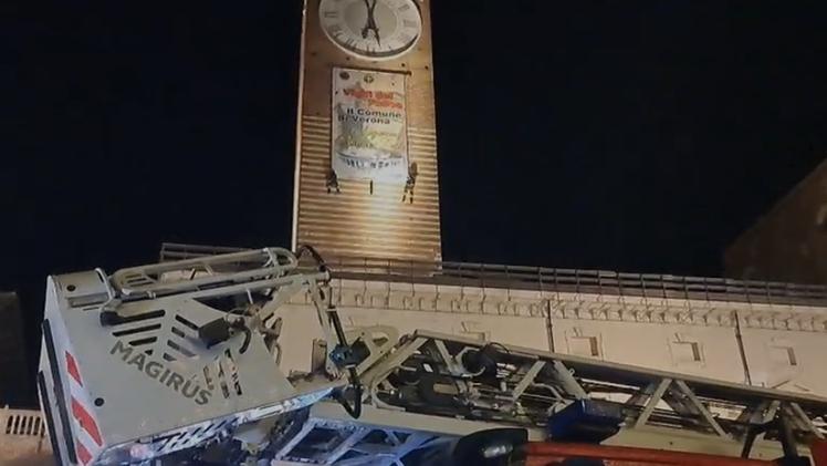 Il drappo sulla Torre dei Lamberti