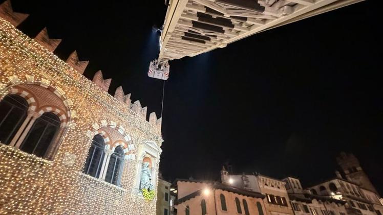 I vigili del fuoco depongono la corona alla statua della Madonna sulla Domus Mercatorum