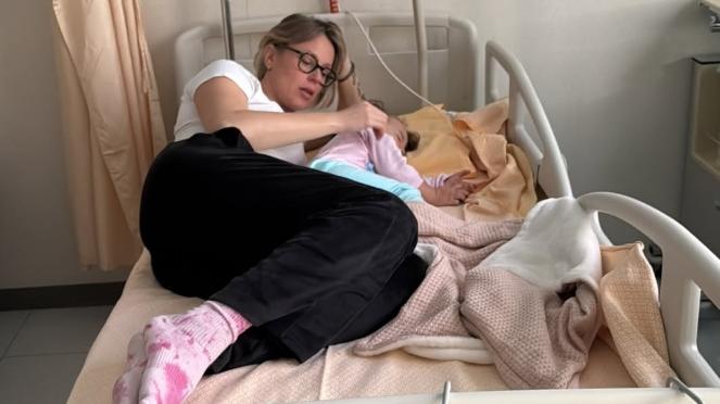 Federica Pellegrini con la piccola Matilde in ospedale (foto Instagram)
