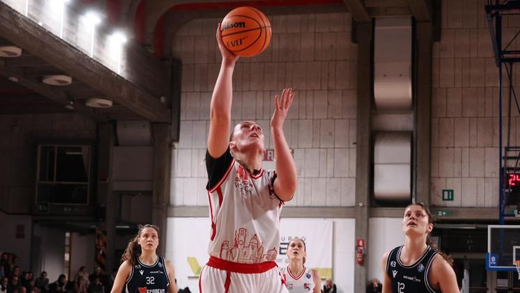 Kantzy ala di Vicenza a canestro (foto Zonta)