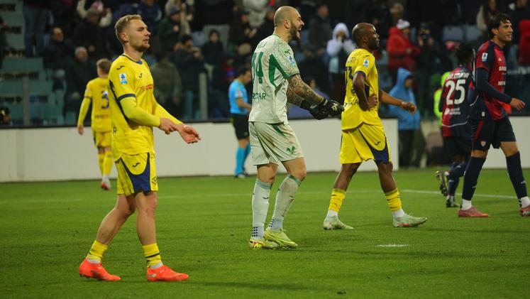 Da sinistra Martin Frese, Victor Nelsson, Simone Perilli e Moatasem Al-Musrati a Cagliari, dove il Verona ha perso 4-0