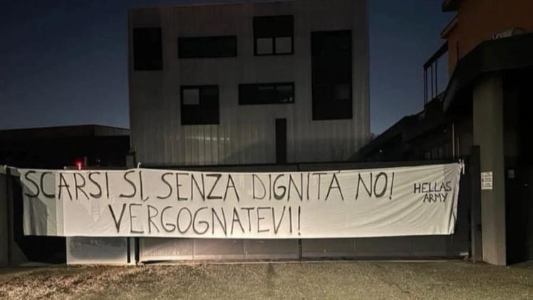 Lo striscione appeso dai tifosi gialloblù davanti alla sede dell'Hellas