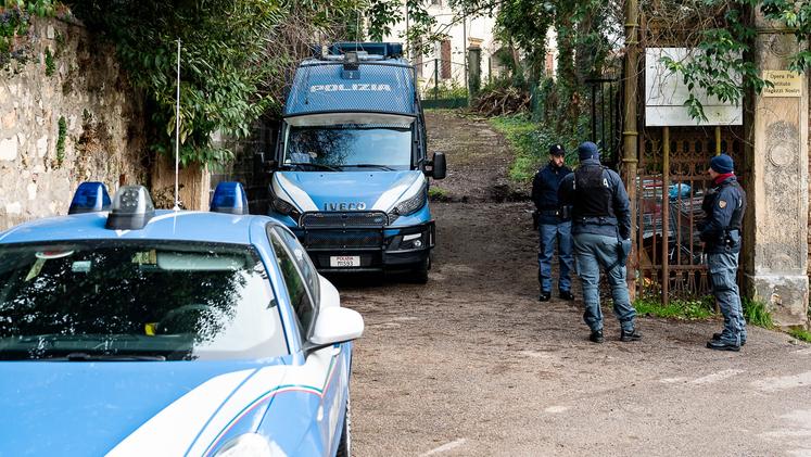 Volanti e agenti durante lo sgombero