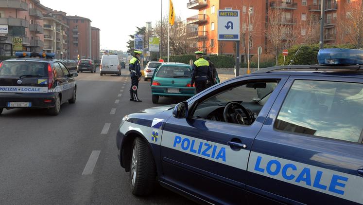 Agenti della polizia locale impegnati in un controllo