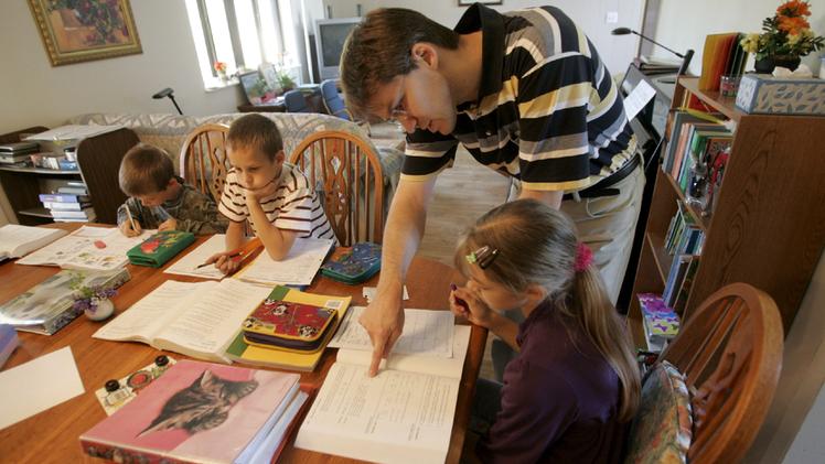 A lezione Una famiglia che si è organizzata per istruire i propri figli tra le mura domestiche