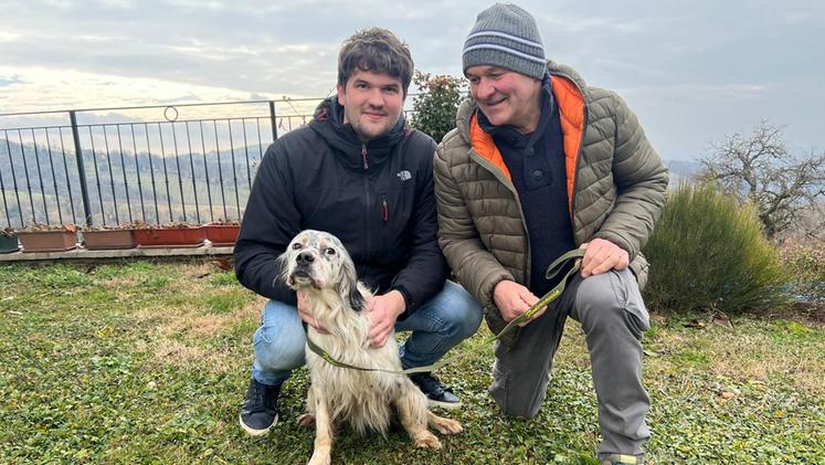 Le coccole del proprietario Guerrino Canteri e del figlio Sebastiano a Neve, appena tornato a casa (Bicego)