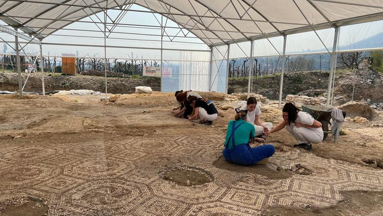 Restauratrici tra i vigneti alla Villa dei mosaici di Negrar