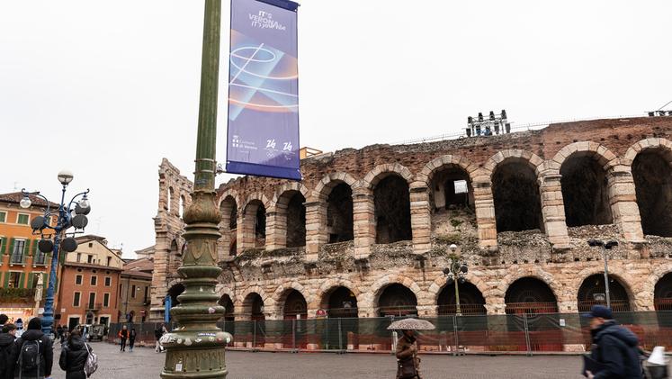 Uno striscione olimpico appeso a uno dei lampioni