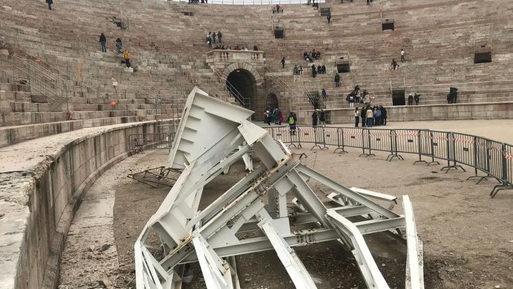 La coda della Stella crollata nell'Arena