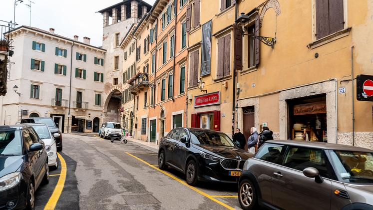 Via Ponte Pietra, si posano i sottoservizi