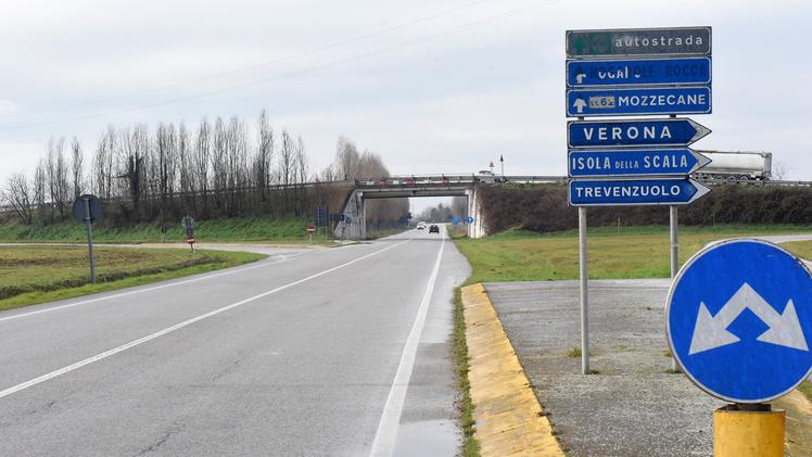 Il cavalcavia sarà abbattuto e sostituito da una rotatoria tra le Sp 3 e 25 (Diennefoto)