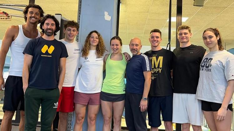 Thomas Ceccon con i compagni di squadra al Centro federale Castagnetti