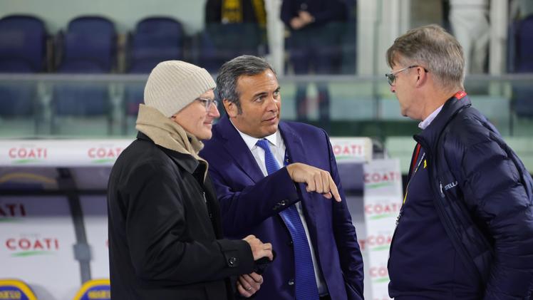 Al centro il presidente esecutivo dell'Hellas Italo Zanzi