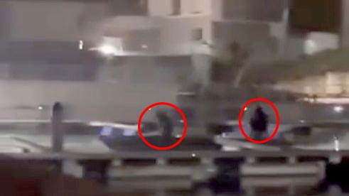 Nel frame due pescatori di frodo