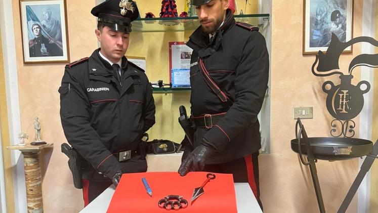 Le armi Pugnale, tirapugni e scalpello sequestrati al sedicenne dai carabinieri di Monzambano