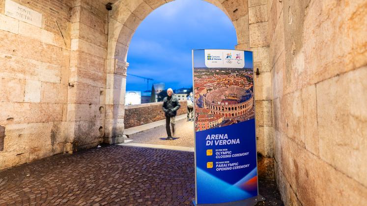 La città si prepara Uno dei cartelli allestiti in centro per annunciare l’arrivo delle Olimpiadi a Verona FOTO MARCHIORI