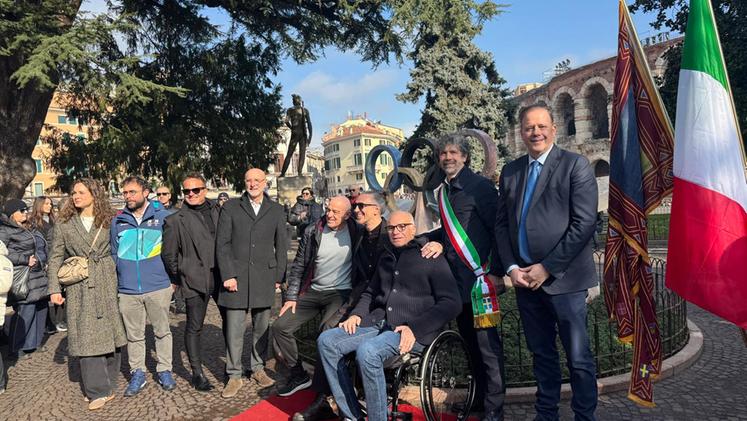 Inaugurazione monumento Beyond Barrier in piazza Bra