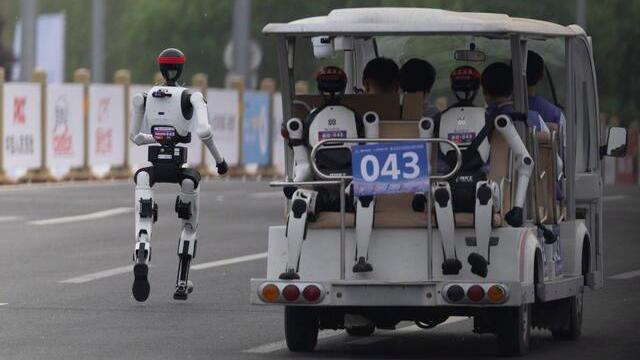 Un Robot Batte Il Record Nella Mezza Maratona Di Pechino L Arena un-robot-batte-il-record-nella-mezza-maratona-di-pechino-l-arena