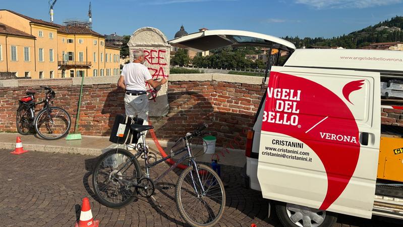 Pronto intervento degli Angeli del Bello alla stele di Ponte Pietra