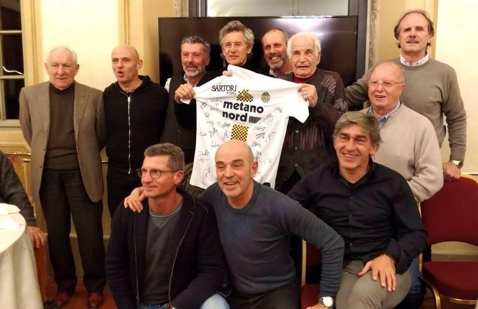 Osvaldo Bagnoli nel 2017 con alcuni dei protagonisti del magico scudetto del 1984-85
