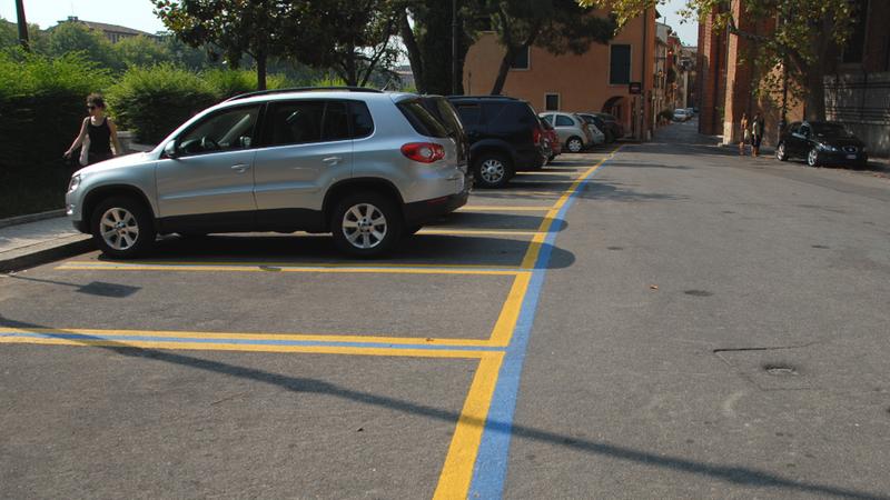Parcheggio con stalli gialli e stalli blu nei pressi di via Sottoriva 