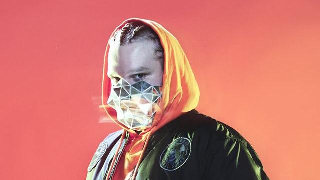 Nitro, il rapper dalle rime colte fa