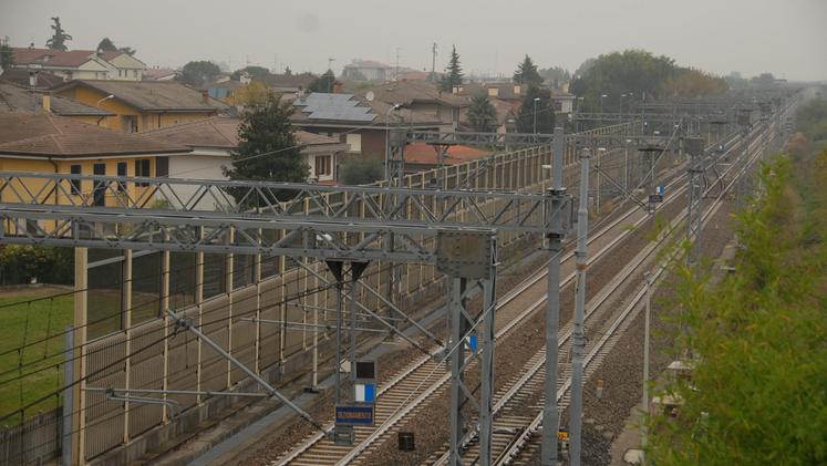Cede il muro lungo la linea ferroviaria Faentina, treni non coinvolti Cede il muro lungo la linea ferroviaria Faentina, treni non coinvolti