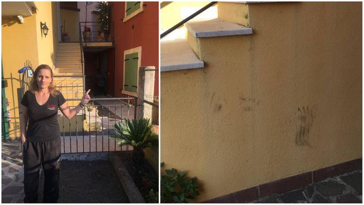 Le impronte dell'orso sul muro della casa di Corinne Buechi, residente in un appartamento di via Salita Monte Baldo, a cassone di Malcesine