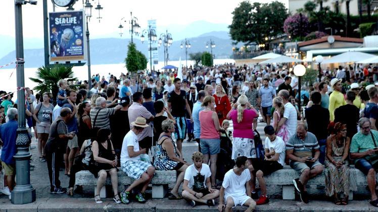 Turisti assiepati sulle sponde del lago di Garda