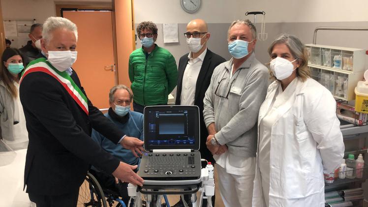 La cerimonia di donazione dell'ecografo all'ospedale di Malcesine