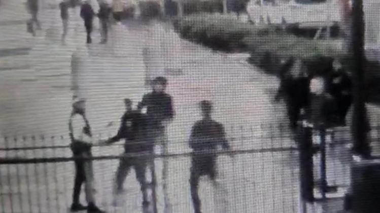 Una delle immagini estrapolate dai filmati: Tayar ha il cappellino e una maglia bianca