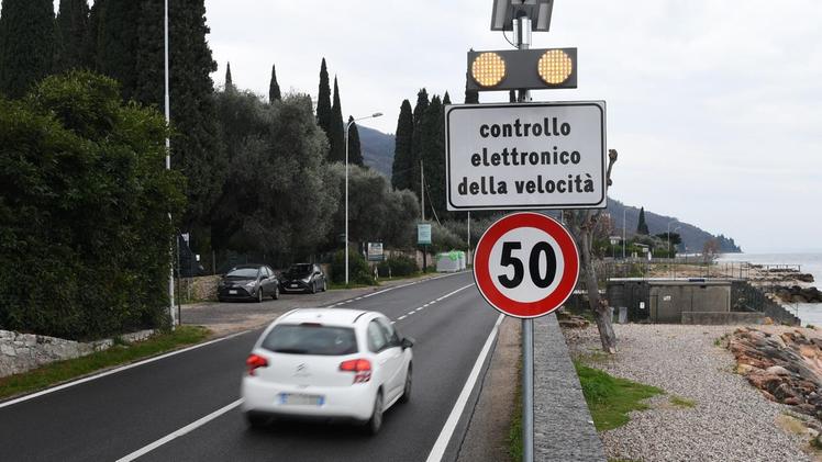 Torri del Benaco: cartello di avviso dell'autovelox a Pai, in direzione Garda