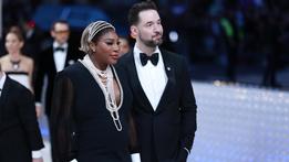 Serena Williams con il marito al Met Gala svela il pancione