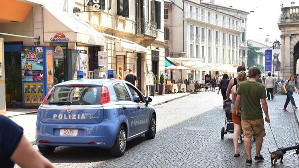 Giovane malmenato da gruppo di coetanei in via Roma, un testimone racconta l’episodio
