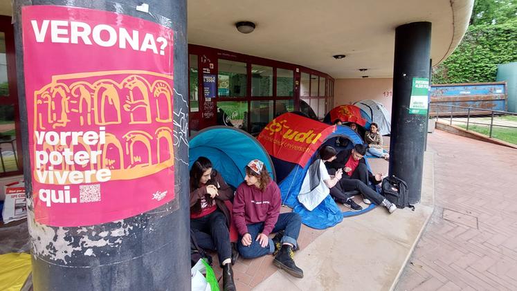 La protesta degli studenti universitari di Verona contro il caro affitti