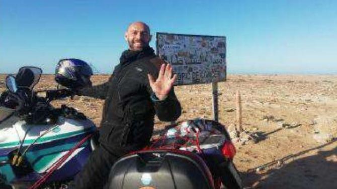 Sempre con il sorriso Massimo Turrata durante una sosta con la sua moto