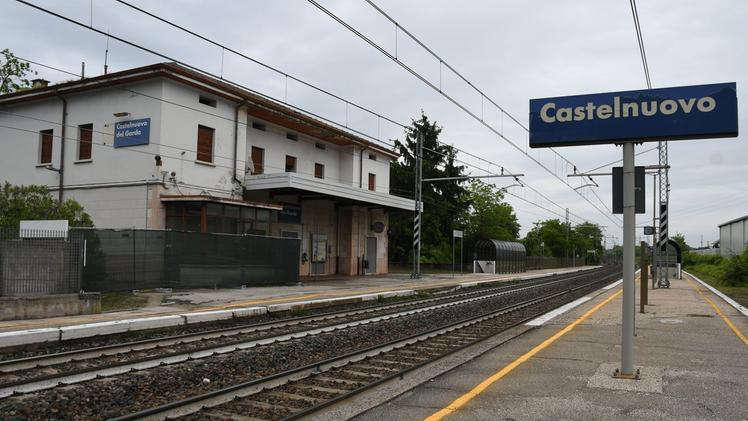 La stazione di Castelnuovo  abbandonata da tempo all’incuria FOTO PECORA